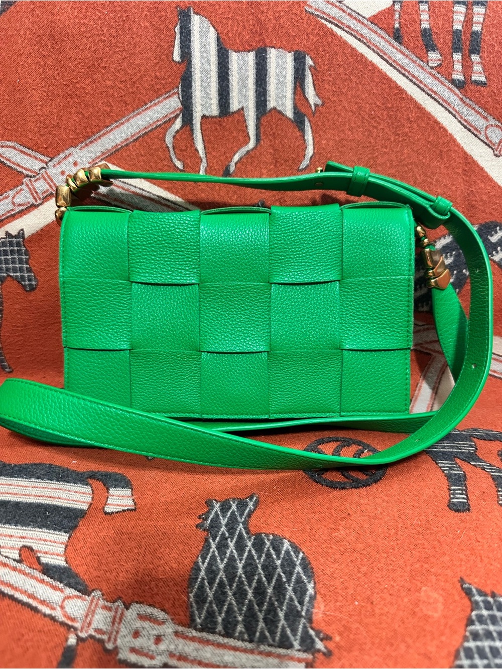 Bottega Veneta โค๏ธ๐ Intrecciato Cassette Crossbody Green Grained Calfskinโญ๏ธ